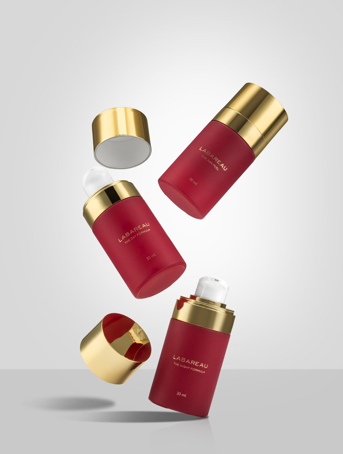 The AHA Peel, zwevende flacons met gouden dop