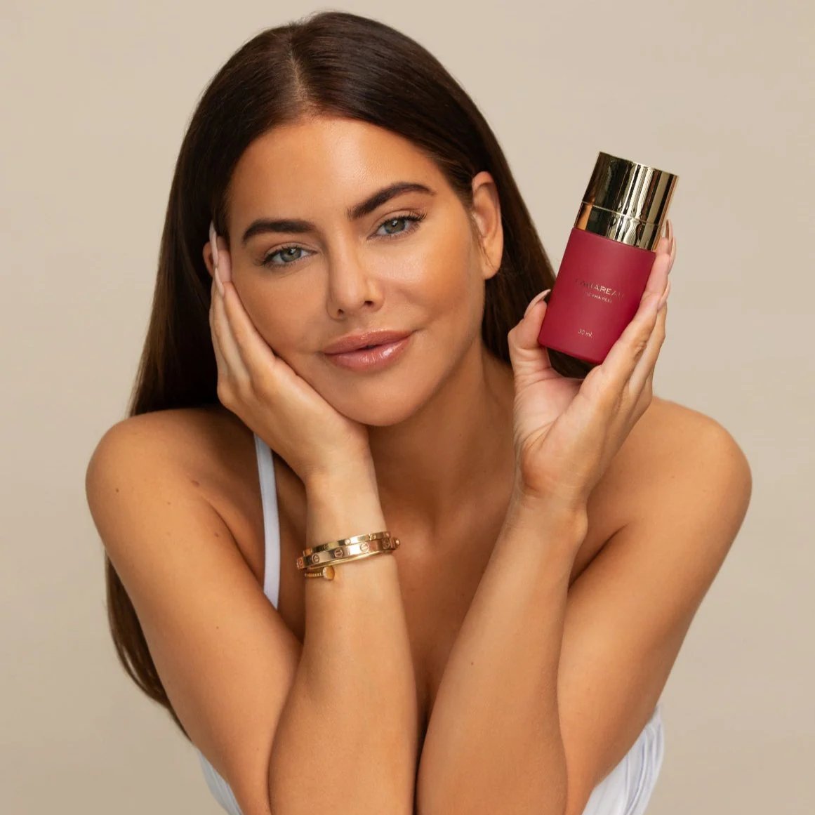 Model met The AHA Peel in de hand